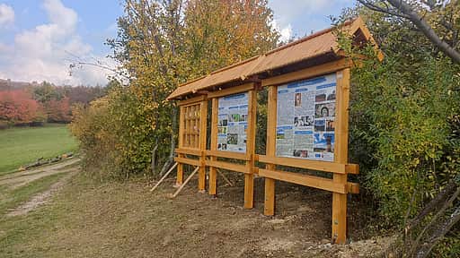 Sústava drevených tabúľ s informáciami