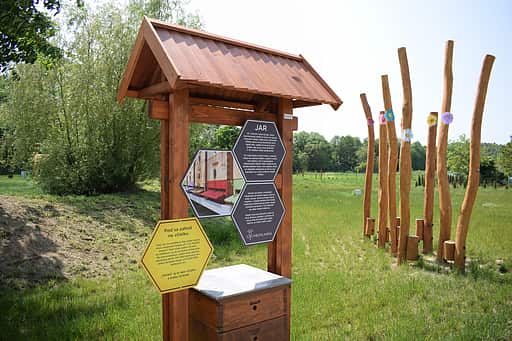 APIMED - NÁUČNÝ CHODNÍK V AREÁLI, PÚTACIA TABULA - APIMED, REŠTIKA