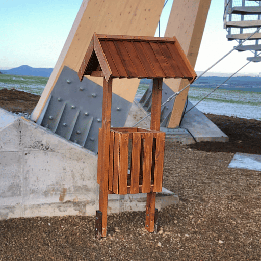 Drevený kôš so strieškou - jeden druh odpadu