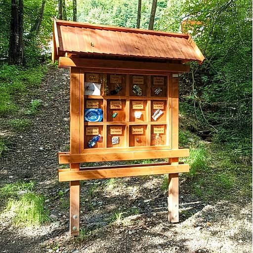 Tabuľa do prírody s vitrínou a rozkladom odpadu