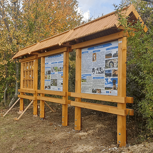 Sústava drevených tabúľ o obci