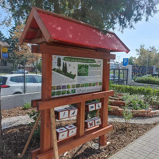 Tabuľa do botanickej záhrady v škôlke