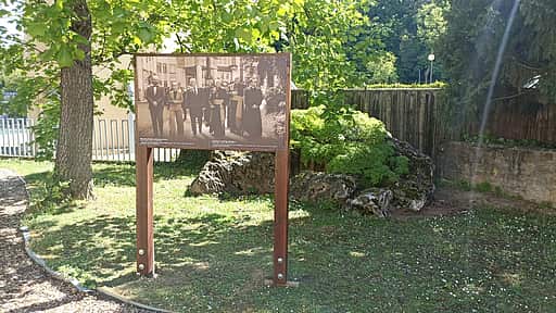 Tabule s dokumentačnou fotografiou z vysvätenia termálnych prameňov
