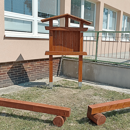 Náučná tabuľa s lavičkami pre školu