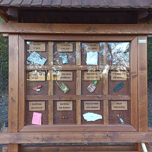 Sada drevených tabúľ a košov ?