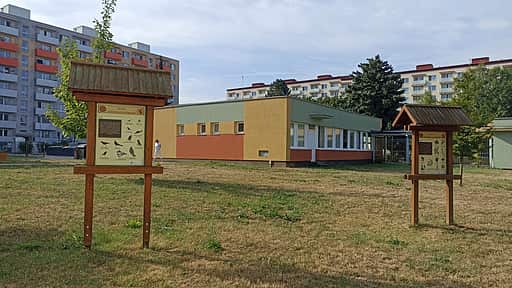 Tabuľa k náučnému chodníku v areáli ZŠ