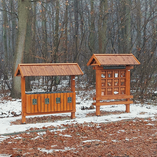 Sada drevených tabúľ a kôš na triedenie odpadu